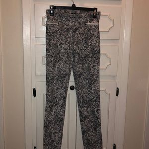 Pattern skinny slacks.